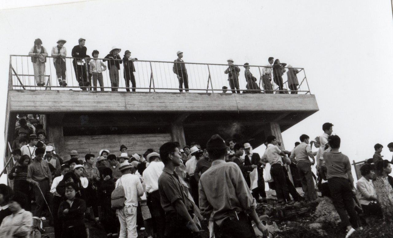 1965年当時日出ヶ岳展望台の写真。多くの人が詰めかけている。